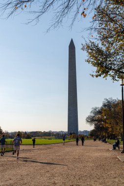 Washington, DC - 13 Kasım 2023: Turistler bir sonbahar günü Washington Anıtı 'nı ziyaret ettiler