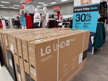 Dunn Loring, Virginia - 22 Kasım 2023: LG 4K TV seti Kara Cuma günü bir Target mağazasında satışa sunuldu