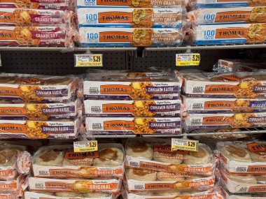 Dunn Loring, Virginia - 22 Kasım 2023: Bir süpermarkette Thomas marka İngiliz keklerinin çeşitli lezzetlerde sergilenmesi