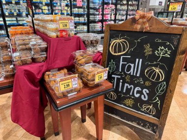 Dunn Loring, Virginia - 22 Kasım 2023: Bir markette sonbahar temalı çörekler ve kekler sergileniyor