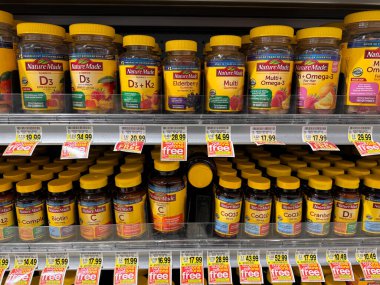 Dunn Loring, Virginia - 22 Kasım 2023: Büyük Doğa Sergisi Bir markette vitamin ve takviyeler yaptı