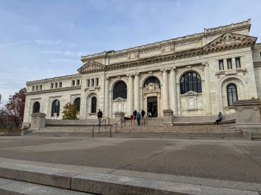 Washington, DC - 2 Aralık 2023: Sonbaharda Apple Carnegie Kütüphanesi ve DC Tarih Merkezi önünde