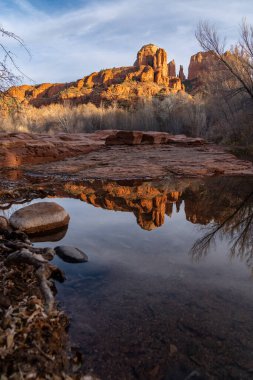 Sedona, Arizona 'daki Katedral Kayası - Crescent Moon Piknik Bölgesi' nden, Oak Creek suyundaki yansıma