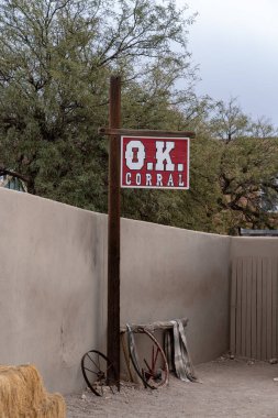 Tombstone, Arizona - 20 Aralık 2023: Tombstone, Arizona 'daki OK Corral' da yeniden canlandırma Doc Holiday, Wyatt Earp ve diğerlerinin kovboylarla çatışmaya girdiği yer