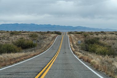 Arizona 'nın güneybatısındaki ıssız otobanda tepeler çölden dağlara çıkıyor. Boş yol