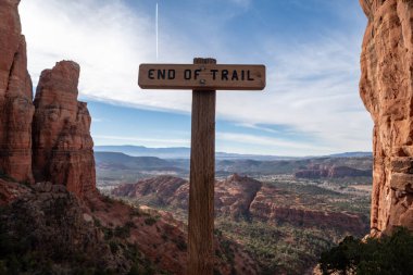 Sedona Arizona 'daki Katedral Rock yolunun sonu için imza atın.