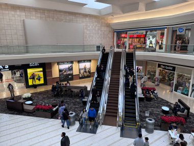Faifax, Virginia - 30 Aralık 2023: Fair Oaks Alışveriş Merkezi 'nde bir avuç müşteriyle sahne
