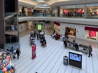 Faifax, Virginia - 30 Aralık 2023: Fair Oaks Alışveriş Merkezi 'nde bir avuç müşteriyle sahne