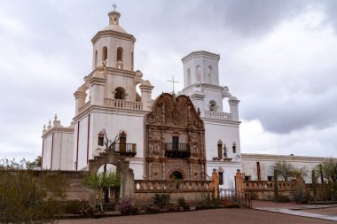 San Xavier del Bac Misyonu, Tohono O 'odham Reservation, Tucson, Pima County, Arizona, bulutlu bir günde