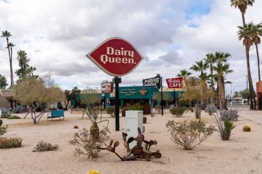 Casa Grande, Arizona - 23 Aralık 2023: Dairy Queen Vintage tabelası ve Casa Grande neon parkındaki diğer retro tabelaları