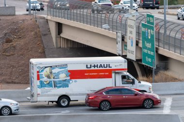 Phoenix, Arizona - 23 Aralık 2023: Bir U-nakliye kamyonu Phoenix Arizona 'da işlek bir otoyolda ilerliyor.