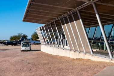 Tucson, Arizona - 21 Aralık 2023: Pima Hava ve Uzay Müzesi ziyaretçileri açık hava uçaklarının sergilerini görmek için tramvayla geliyorlar