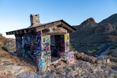 Tucson, Arizona - 21 Aralık 2023: Gates Geçidi manzaralı Tucson Arizona 'ya bakan küçük kulübe