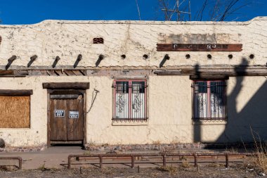 Mesa, Arizona - 14 Aralık 2023 ünlü terk edilmiş Buckhorn Hamamları Moteli, yerel bir simgedir.