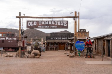 Tombstone, Arizona - 20 Aralık 2023: Tombstone Arizona, ABD 'deki eski maden bölgesine geçit işareti