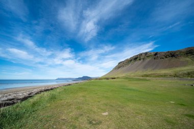 Güneşli bir yaz gününde İzlanda 'nın güzel batı fiyortları