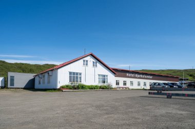 Reykholahreppur, İzlanda - 3 Temmuz 2023: Bjarkalundur otelinin dışında, Westfjords