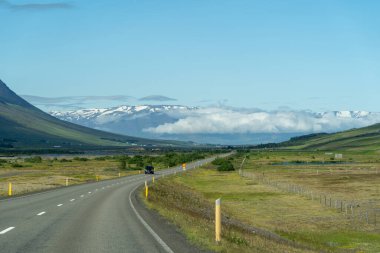İzlanda Halka Yolu, Akureyri yakınlarında, güneşli bir günde.