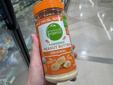 Viyana, Virginia - 30 Ocak 2024: Bir markette satılık Basit Gerçek Organik Fıstık Ezmesi konteynırı