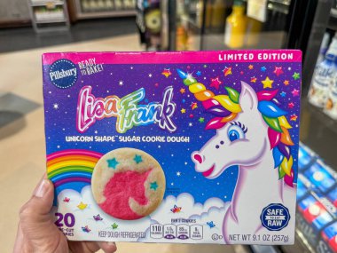 Viyana, Virginia - 30 Ocak 2024: El, Lisa Frank ve Pillsbury 'den şeker kurabiyeleri yapmaya hazır bir paket tutuyor