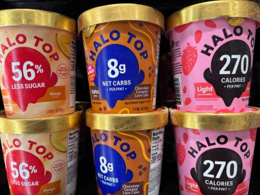 Viyana, Virginia - 30 Ocak 2024: Bir markette satılık Halo Top hafif dondurma paketleri