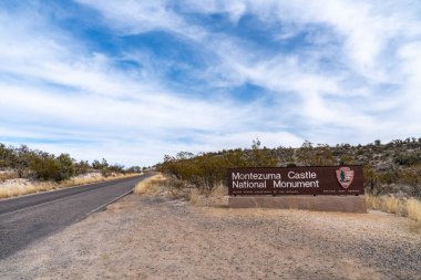 Rimrock, Arizona - 16 Aralık 2023: Rimrock, Arizona yakınlarındaki Montezuma Şatosu Ulusal Anıtı 'nda hoş geldin tabelası
