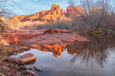 Oak Creek 'te Katedral Rock' ın günbatımını yansıtıyor. Sedona, Arizona 'da kışın