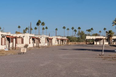 Mesa, Arizona - 14 Aralık 2023 ünlü terk edilmiş Buckhorn Hamamları Oteli ve klasik neon tabela, yerel bir simge.