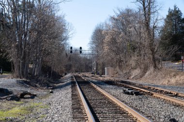 Clifton İstasyonu yakınlarındaki Clifton Virginia 'da tren rayları. VRE ve Amtrak trenlerinin geçtiği yer.