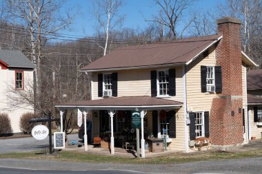 Clifton, Virginia - 3 Şubat 2024: Fairfax County 'deki küçük bir kasaba olan Clifton' daki tarihi Pembe Ev