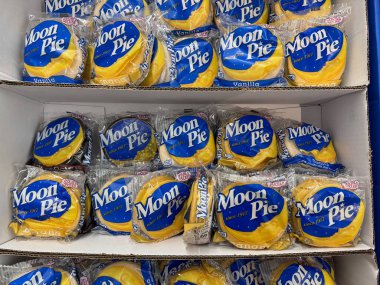 Fairfax, Virginia - 3 Şubat 2024: Vanilya ve muz aromalı ay çörekleri bir Lidl marketinde sergileniyor