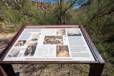 Tucson, Arizona - 12 Mart 2024: Tucson, Arizona 'daki Tucson Dağ Parkı' ndaki Bowen Stone Çiftliği Harabeleri 'ni açıklayan yorum işareti