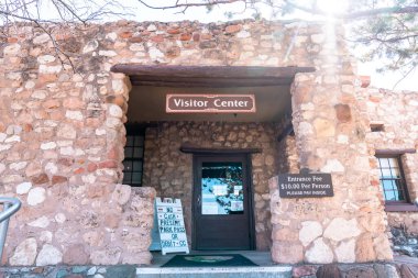 Verde Vadisi, Arizona - 9 Mart 2024: Tuzigoot Ulusal Anıtı 'na giriş fiyatlarıyla