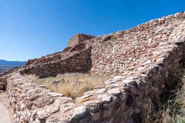 Arizona 'daki Tuzigoot Ulusal Anıtı kalıntıları, korunmuş bir Sinagua Pueblo harabesi.