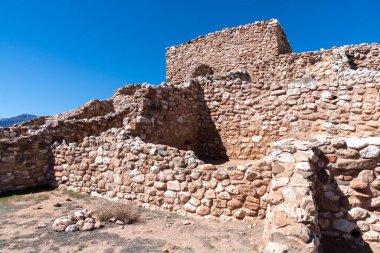 Arizona 'daki Tuzigoot Ulusal Anıtı' nın kalıntıları. Verde Vadisi 'nin yukarısındaki Kireçtaşı ve Kum Taşı Tepesi' nin zirvesinde korunmuş bir Sinagua Pueblo kalıntısı.