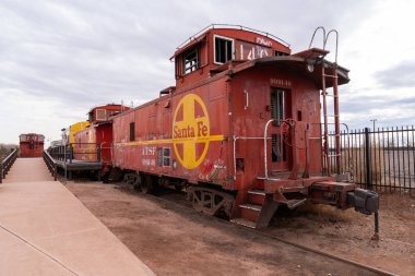 Winslow, Arizona - 18 Aralık 2023: Sante Fe BNSF tren vagonları Winslow, Arizona 'da sergileniyor