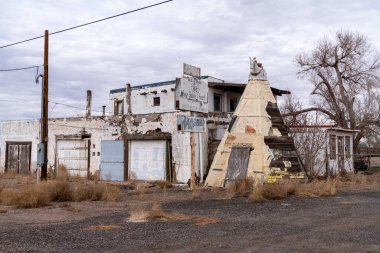 Joseph City, Arizona - 18 Aralık 2023: 66 numaralı karayolunda eski bir Ella Sınır Ticaret Merkezinin kalıntıları ve kalıntıları.