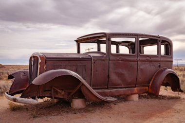 Eski paslı Studebaker Landmark arabası Boyalı Çölün başlangıcını ve Arizona 'daki 66. Otoyol' un hizasını simgeliyor.