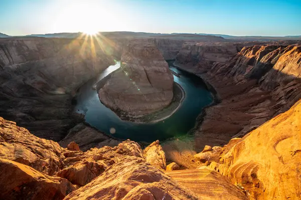 Gün batımında Horseshoe Virajı 'nda güneşli bir sayfa, Arizona