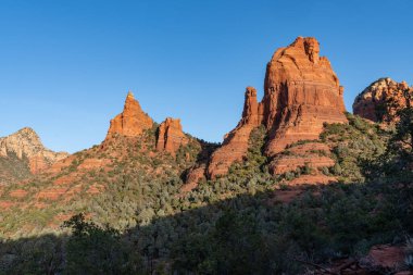 Sedona Arizona 'da sabah ışığında kaya oluşumları, Solider Pass patikasından görüldüğü gibi.