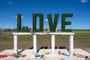 Nokesville, Virginia - 7 Nisan 2024: Virginia Burnside Çiftlik Lale Festivali 'nde Aşıklar Tabelası