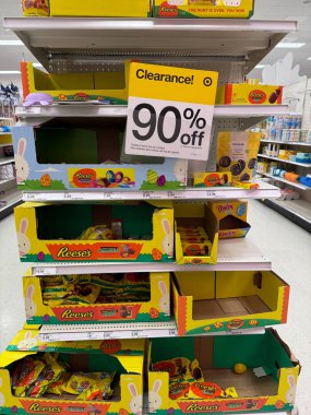 Fairfax, Virginia - 6 Nisan 2024: Reese 'in Fıstık Ezmesi' ndeki yumurtalarında yüzde 90 indirim.