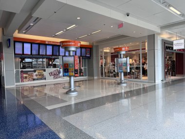 Dallas, Teksas - 16 Mart 2024: DFW Uluslararası Havalimanı 'na uçak ve yolcuların gidiş ve gidiş bilgileri