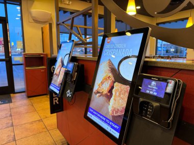 Page, Arizona - 8 Mart 2024: Müşterilerin siparişlerini vermeleri için bir tablet büfe, Taco Bell fast food restoranından temas kurmadan sipariş vermeleri