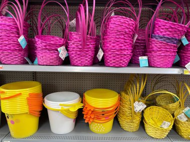 Chandler, Arizona - 5 Mart 2024 Bir mağazanın içindeki rafta satılık Paskalya sepetleri