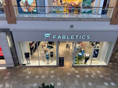 Chandler, Arizona - 3 Mart 2024 Chandler Moda Merkezi alışveriş merkezinin içinde bir Fabletics giyim mağazası