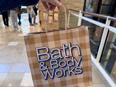 Chandler, Arizona - 3 Mart 2024 Bir Müşteri Chandler Moda Merkezi alışveriş merkezinde bir Bath and Body Works alışveriş çantasını soydu