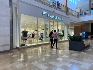 Chandler, Arizona - 3 Mart 2024 Chandler Moda Merkezi alışveriş merkezinin içinde bir Fabletics giyim mağazası