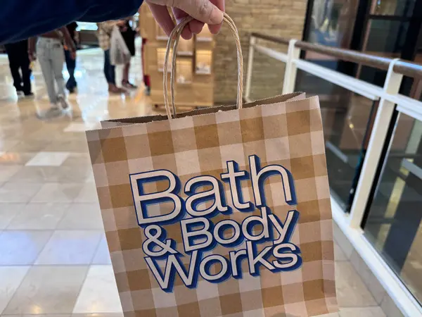 Chandler, Arizona - 3 Mart 2024 Bir Müşteri Chandler Moda Merkezi alışveriş merkezinde bir Bath and Body Works alışveriş çantasını soydu