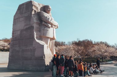 Washington, DC - 30 Mart 2024: Tur grubu Martin Luther King Jr. Anıtı önünde poz veriyor